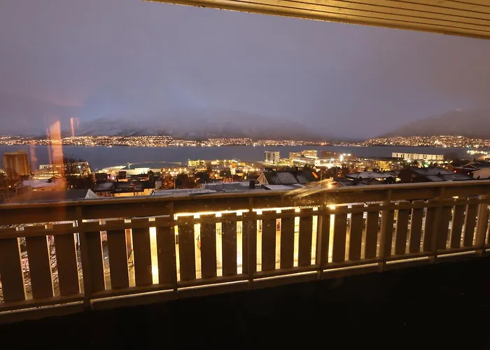 Beautiful View, Good Location, 2 Beds, 1 Bedroom Rum i privatbostad Tromsø