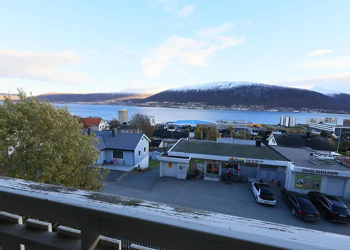 Beautiful View, Good Location, 2 Beds, 1 Bedroom Rum i privatbostad Tromsø