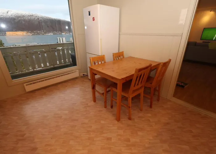 Beautiful View, Good Location, 2 Beds, 1 Bedroom Rum i privatbostad Tromsø