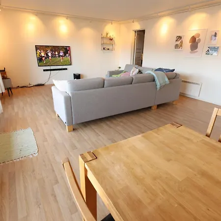 Beautiful View, Good Location, 2 Beds, 1 Bedroom בית אירוח *