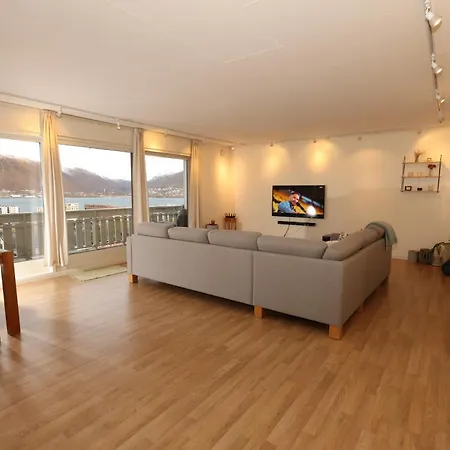 בית אירוח Beautiful View, Good Location, 2 Beds, 1 Bedroom *